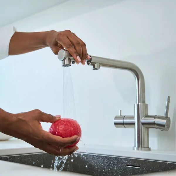 Edelstahl 3 Wege Wasserhahn Alvito Calabro Brausefunktion in Aktion in Küche