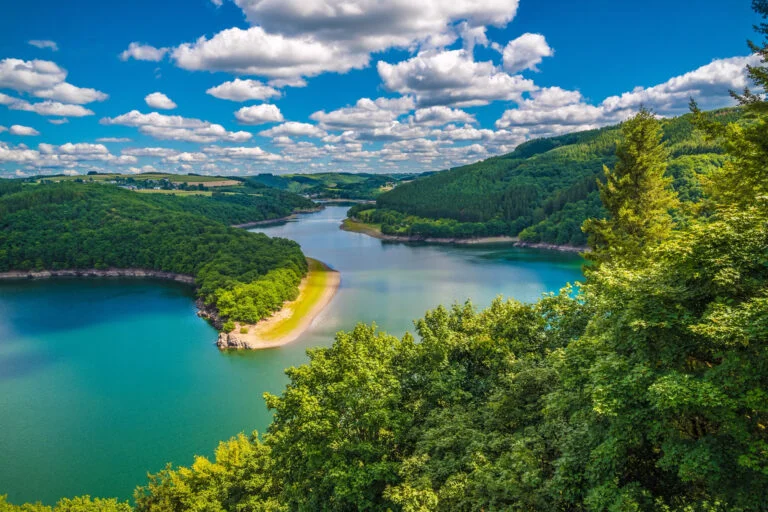 Landschaftsbild des Stausees bei Esch-Sauer Landschaftsbild des Stausees bei Esch-Sauer