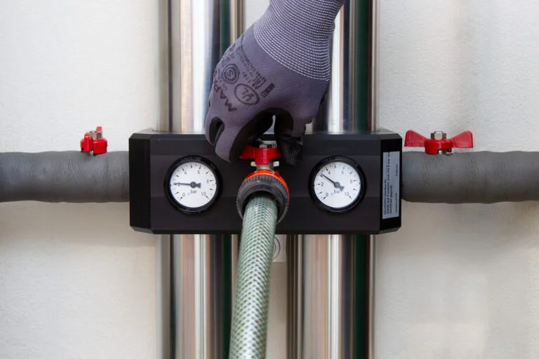 Carbonit QUADRO Prüfhahn vorsichtig öffnen Carbonit QUADRO Prüfhahn vorsichtig öffnen