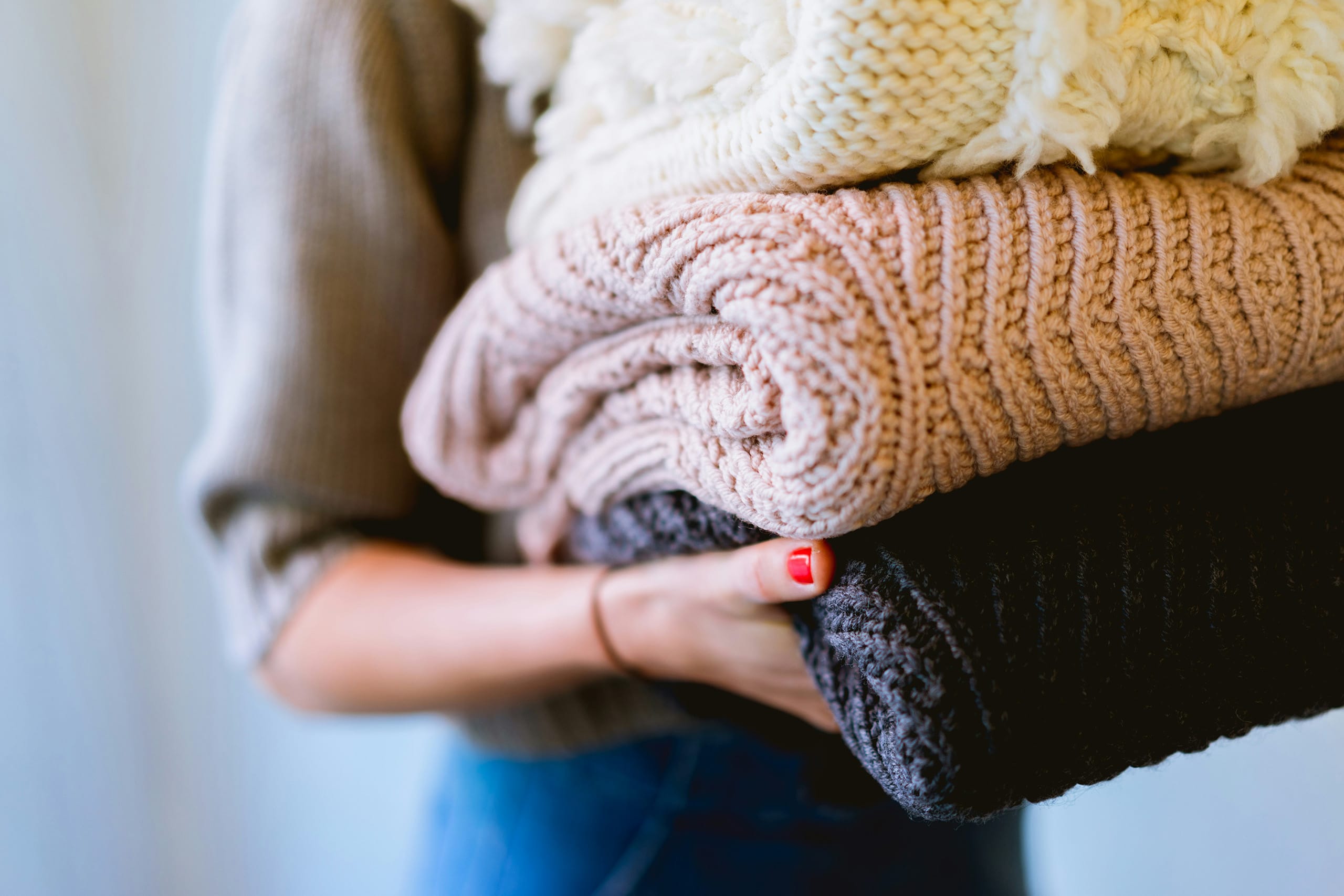 Eine Frau hält frisch gewaschene Wäsche in der Hand Eine Frau hält frisch gewaschene Wäsche in der Hand