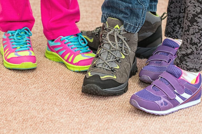 Outdoorschuhe (von Kindern) enthalten oft PFAS um sie wasserabweisend zu machen Outdoorschuhe (von Kindern) enthalten oft PFAS um sie wasserabweisend zu machen