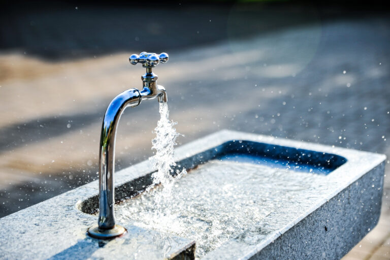 Vielerorts sind PFAS im Trinkwasser nachgewiesen worden. Vielerorts sind PFAS im Trinkwasser nachgewiesen worden.