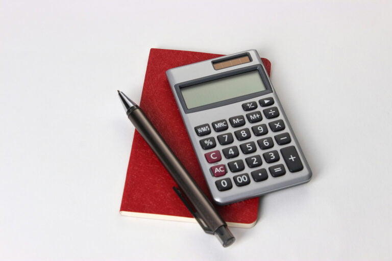 Agenda mit Stift und Taschenrechner